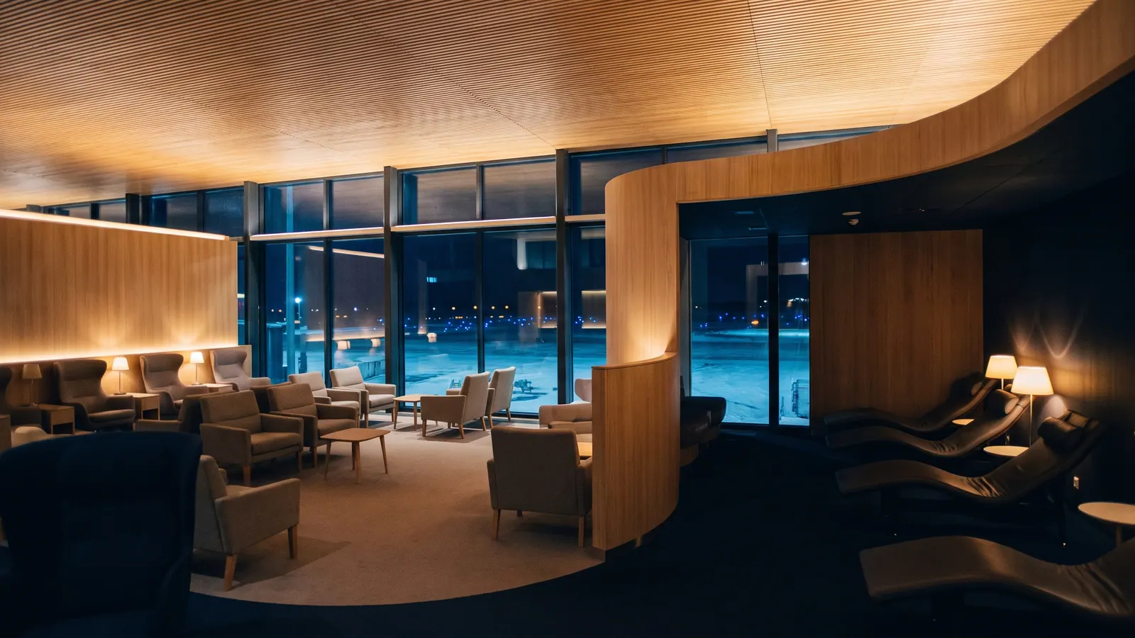 Helsinki Vantaa à noite