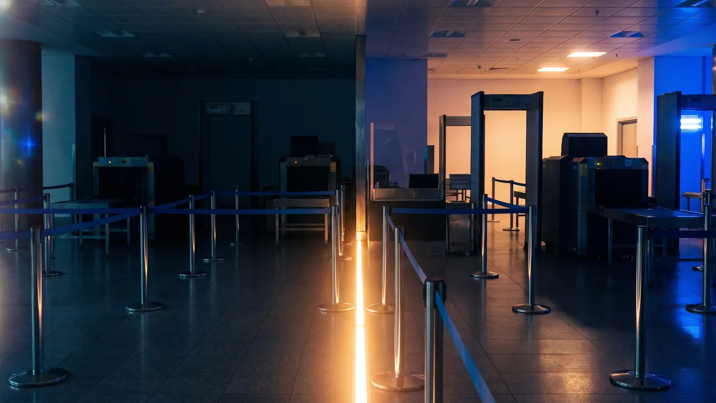 Área de embarque ou área pública? A pergunta que decide toda a sua madrugada